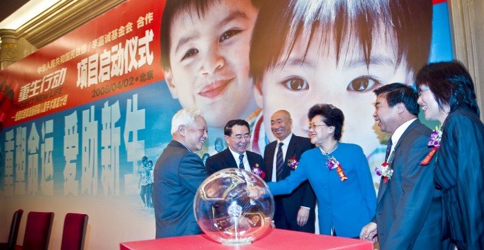 人大及民政部領導與李嘉誠基金會代表,左起︰周鐵農副委員長、李玉光教授、巴德年院士、姜力副部長、竇玉沛副部長、羅慧芳博士