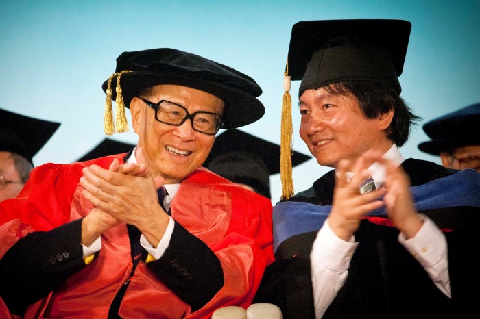 美國耶魯大學幹細胞研究中心主任林海帆教授(右)擔任汕頭大學畢業禮的特別嘉賓,與李嘉誠先生一同祝賀汕大的畢業生。