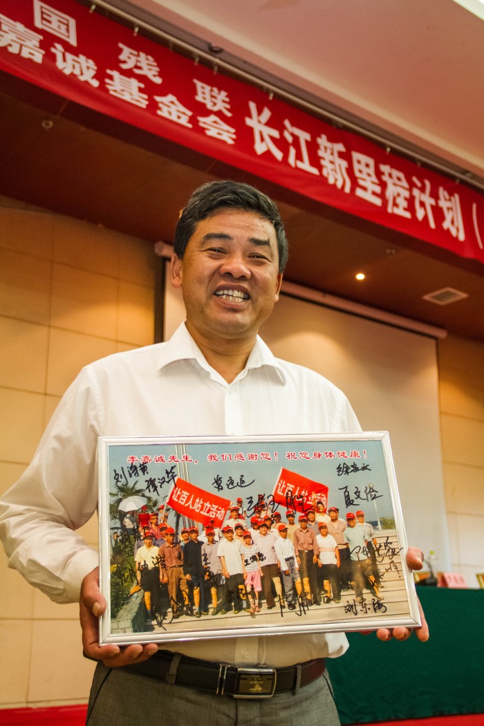 因長江新里程計劃而受惠的殘疾人士製作感謝卡向李嘉誠先生表達謝意。
