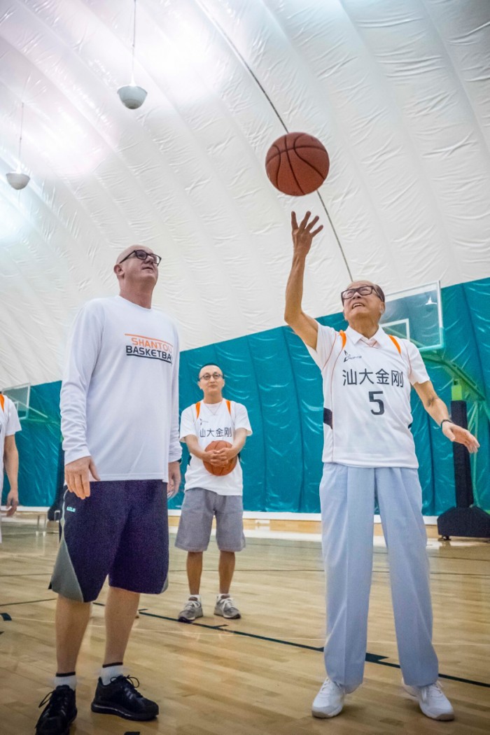 Sporting a Shantou jersey, Mr Li Ka-shing refreshes his basketball skills.