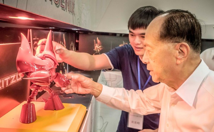 STU students have the opportunity to design a robot for the Hakitzu coding game.  Mr Li applauds their creativity and integrative use of design and technology. 