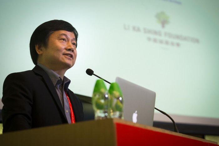 Lin Haifan, Professor of Yale University and Council Member of Shantou University, introduces the objectives and features of Project Prometheus to students at the opening ceremony.|耶魯大學終身教授兼汕頭大學校董林海帆在“與大師同行”開幕禮上向參與學生介紹項目的目的和本屆活動的特色。|耶鲁大学终身教授兼汕头大学校董林海帆在“与大师同行”开幕礼上向参与学生介绍项目的目的和本届活动的特色。