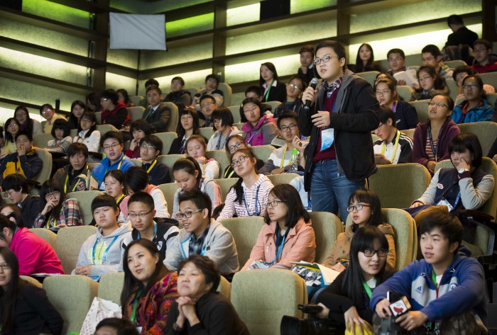Near one hundred high school students join the three-day camp at STU.|近百名優秀高中生參加第三屆“與大師同行”,他們將在汕大參與為期三天的交流活動。|近百名优秀高中生参加第三届“与大师同行”,他们将在汕大参与为期三天的交流活动。