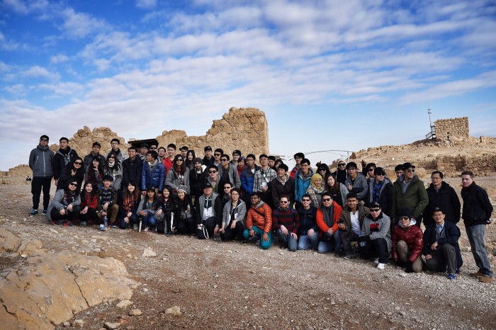 Out of the classroom, on the magnificent cliff of Masada, students learned a valuable lesson from those who, driven by the will to survive, overcame challenges and thrived.|由香港中文大學、理工大學、科技大學及香港大學組成的師生代表團,攀上馬薩達要塞,在壯麗的山崖上,完成了集歷史、文化、科技於一身的特別課。|由香港中文大学丶理工大学丶科技大学及香港大学组成的师生代表团,攀上马萨达要塞,在壮丽的山崖上,完成了集历史丶文化丶科技於一身的特别课。