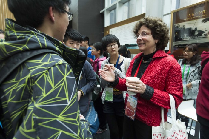 Near one hundred high school students join the three-day camp at STU.|學生在開幕禮後把握機會向導師請教科研心得。|学生在开幕礼后把握机会向导师请教科研心得。