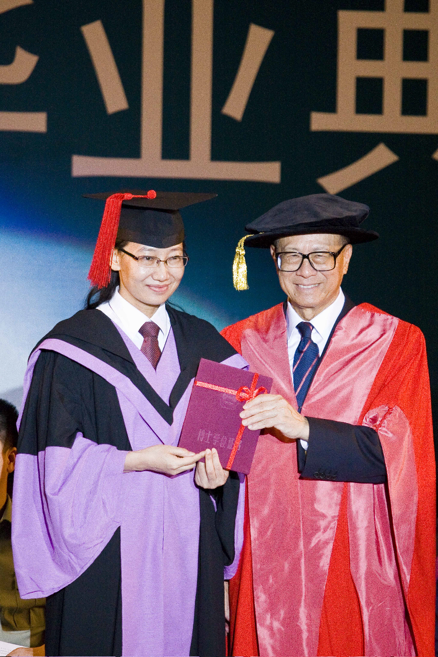 5. Mr Li confers a doctoral degree to one of the graduates at the STU ...